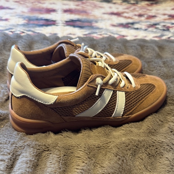 Steve Madden Tan and Cream Sneakers - Picture 14 of 16